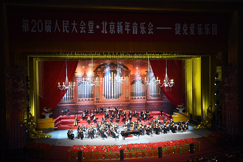 12月31日，艺术家们在新年音乐会上演奏。