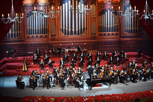 12月31日，艺术家们在新年音乐会上演奏。当晚，第20届人民大会堂·北京新年音乐会在北京人民大会堂举行。捷克指挥家彼得·阿尔特里克特率领捷克爱乐乐团的艺术家们为观众献上一场具有斯拉夫风情的新年音乐会，这也是指挥家彼得·阿尔特里克特的中国舞台首秀。