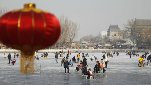 1月1日，游人在北京什刹海冰场上玩耍。新华社发