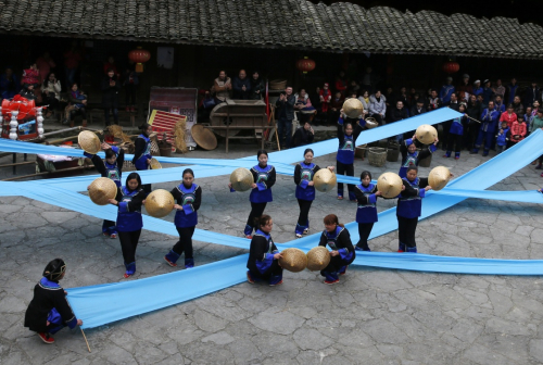 1月1日，在重庆市黔江区小南海镇板夹溪十三寨的新年年欢活动上，土家族同胞表演土家渔歌。新华社发（杨敏 摄
