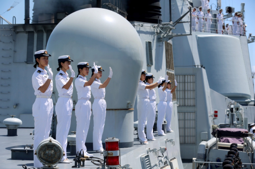1月2日，中国海军济南舰上的水兵向澳大利亚布里斯班码头的欢迎人员挥手致意。新华社记者 曾涛 摄