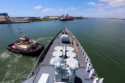 1月2日，中国海军济南舰驶入澳大利亚布里斯班码头。新华社记者 曾涛 摄