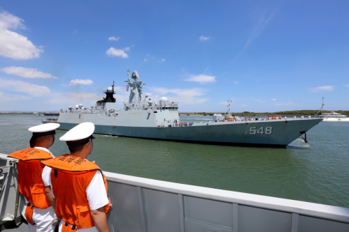 1月2日，中国海军益阳舰驶入澳大利亚布里斯班码头，准备并靠济南舰。当地时间2日上午，正在执行环球访问任务的中国海军152舰艇编队抵达澳大利亚布里斯班，开始进行为期5天的补给休整。新华社记者 曾涛 摄