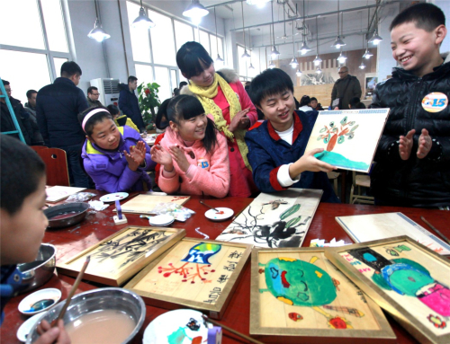 1月2日，百年巧匠画师指导孩子们创作木绘艺术。新华社发（詹新城 摄）