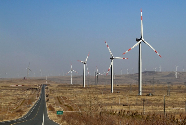 这是张家口坝上地区的一处风电场（2015年3月15日摄）。
