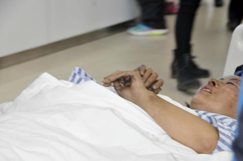 1月5日，在宁夏医科大学总医院，一名伤者被转运以做进一步检查。