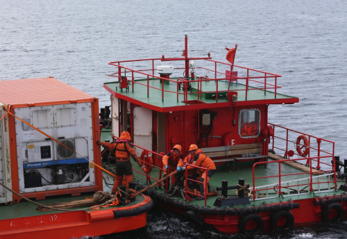 1月5日，科考队员在南极长城站附近的麦克斯维尔湾进行卸货作业。新华社记者 朱基钗 摄