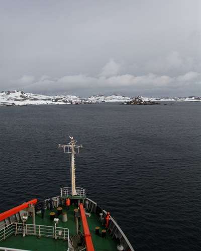 1月5日，“雪龙”号抵达距离南极长城站3公里的麦克斯维尔湾。从中山站出发，经过22天自西向东绕南极大陆的航行，“雪龙”号极地科考船1月5日抵达距离南极长城站3公里的麦克斯维尔湾，开始卸货。这是“雪龙”号时隔两年再次到达长城站。新华社记者 朱基钗 摄