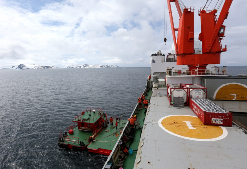 1月5日，“雪龙”号上搭载的小艇和驳船被下放到海中，准备进行卸货作业。新华社记者 朱基钗 摄