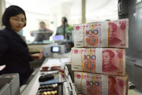 1月7日，江苏赣榆农村商业银行工作人员在清点人民币。新华社发（司伟 摄）
