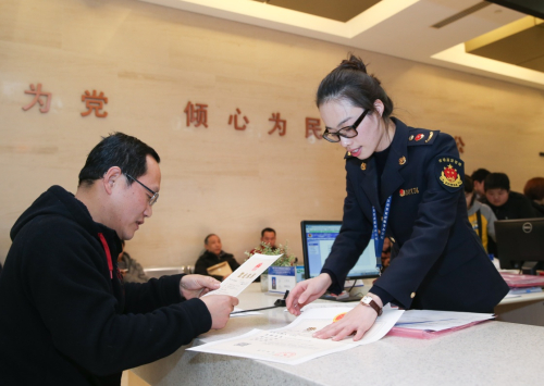 1月7日，企业代表出示其完善后的先照后证告知书后，上海浦东新区市场监督管理局的工作人员为其颁发营业执照。从2016年1月1日起，到上海浦东市民中心办理注册登记的企业都能收到一张告知书，而行政审批部门也能同步获取企业的注册登记信息。记者1月4日采访获悉，为落实国务院批复的上海开展“证照分离”改革试点方案，浦东新区已开始推行“双告知”工作，以解决市场主体“宽进”的监管衔接问题。新华社记者 丁汀 摄
