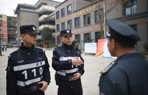民警在成都市石室初中了解学校治安状况（1月8日摄）。