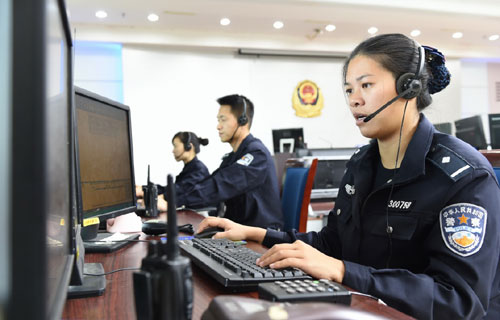 民警在漳州市公安局指挥情报中心接警（1月7日摄）。