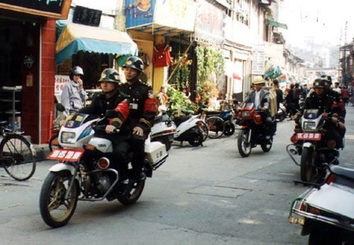 漳州公安民警在街上巡逻（资料照片）。