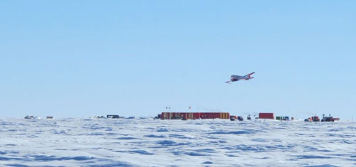 当地时间1月9日17时54分（北京时间9日20时54分），我国首架极地固定翼飞机“雪鹰601”成功飞越位于南极冰盖最高区域、海拔超过4000米的南极昆仑站。然后，飞机不落地持续飞行，安全返回中山站。本次飞行航程达2623公里，持续飞行时间9小时4分钟。这标志着“雪鹰601”具备了投入极地考察使用的条件。