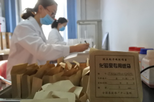 1月11日，在黑龙江省牡丹江市农业技术推广总站测土配肥化验中心，工作人员选取土壤检测化验样本。新华社发（张春祥 摄）