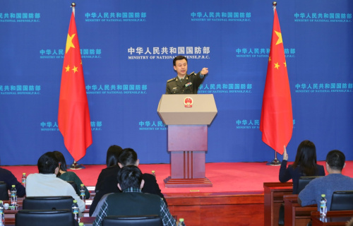 1月11日，国防部在北京举行专题新闻发布会。国防部新闻发言人吴谦就军委机关调整组建相关问题回答记者提问。新华社记者 殷刚 摄