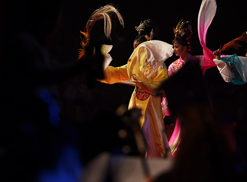 1月14日，安徽黄梅戏剧团演员在新德里举行的开幕式上表演传统剧目《天仙配》。当日，2016年“中印旅游年”在印度首都正式拉开序幕。