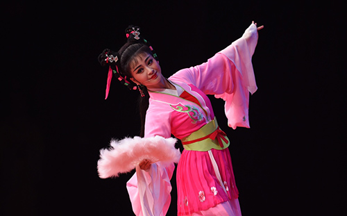 1月14日，安徽黄梅戏剧团演员在新德里举行的开幕式上表演传统剧目《天仙配》。
