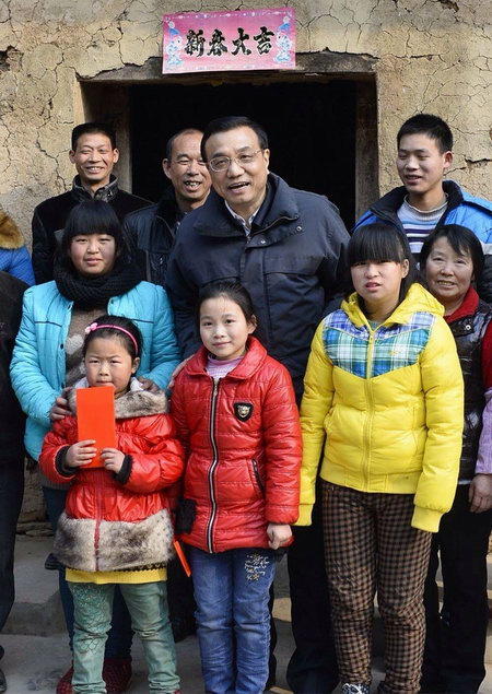 回放：2014年1月27日，李克强总理来到旬阳县小河镇金坡村走访慰问。