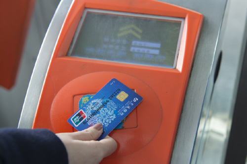 1月15日，体验者使用带有“闪付”功能的金融IC卡在成都BRT人南立交东站刷卡进站。目前，带“闪付”功能的金融IC卡可以在成都等地的公共交通工具上直接使用。