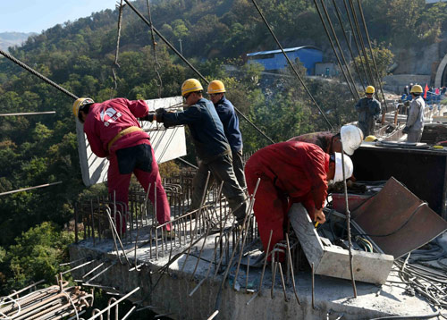 1月16日，建设者在云桂铁路南盘江特大桥上安装遮板。