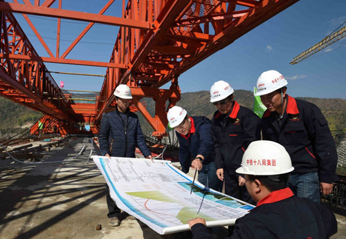 1月16日，云桂铁路南盘江特大桥工程技术管理人员在工地现场优化移动模架施工方案。