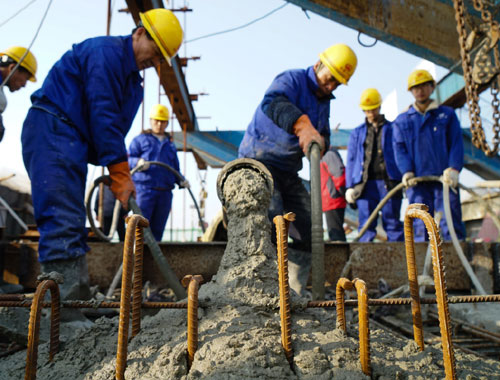 1月16日，在连盐铁路跨沿海高速、苏北灌溉总渠特大桥施工现场，工人在进行合龙作业。