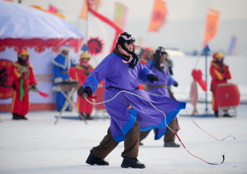 1月16日，演员在第四届辽宁康平卧龙湖大辽文化冬捕节开幕式上演出。新华社发（张文魁 摄）