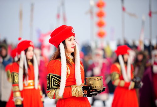 1月16日，演员在第四届辽宁康平卧龙湖大辽文化冬捕节开幕式上演出。新华社发（张文魁 摄）