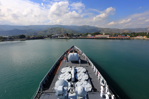 1月16日，中国海军济南舰驶入东帝汶帝力港。新华社记者 曾涛 摄