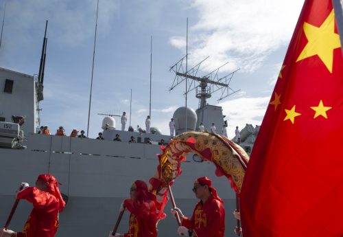 1月16日，在东帝汶帝力港，东帝汶华人华侨在码头舞龙欢迎中国海军舰艇编队的来访。新华社发（伍永健摄）