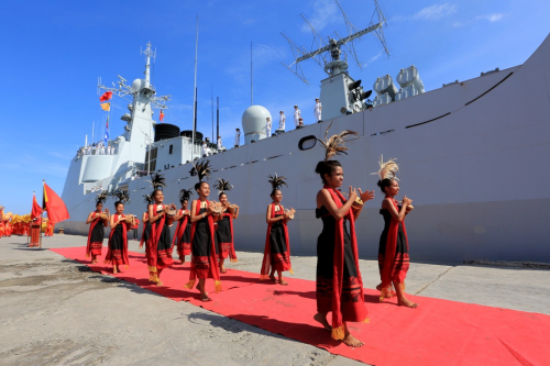 1月16日，在东帝汶帝力港，东帝汶民众跳起当地特色舞蹈，欢迎中国海军的到访。新华社记者 曾涛 摄
