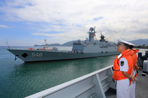 1月16日，中国海军益阳舰驶入东帝汶帝力港，准备并靠济南舰。当地时间16日上午，正在执行环球访问任务的中国海军152舰艇编队抵达帝力港，开始对东帝汶民主共和国进行为期5天的友好访问。这是中国海军舰艇首次访问东帝汶。新华社记者 曾涛 摄