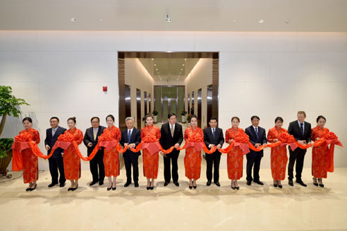 1月17日，嘉宾为亚洲基础设施投资银行总部大楼剪彩。