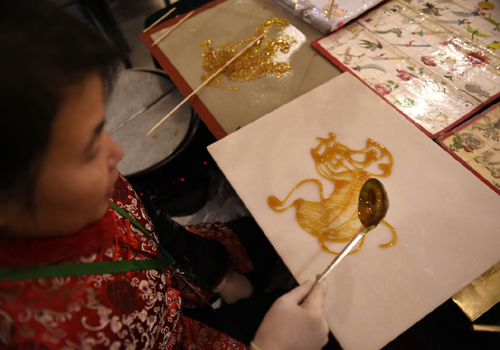 1月17日，李氏糖人传承人李凤艳在现场制作《金猴贺寿》糖画。新华社记者 姚剑锋 摄