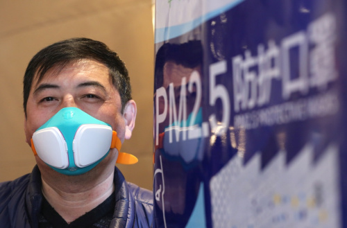 1月18日，工作人员在发布会现场展示符合团体标准的口罩产品。新华社记者 殷刚 摄