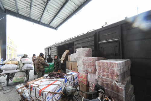 1月19日，滨江物流中心工人将货品搬运至火车车厢内。