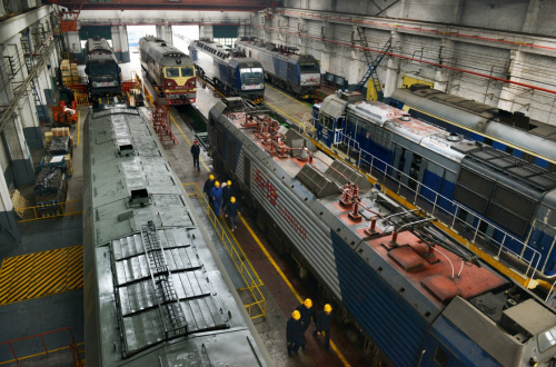 1月20日，天津机务段维修车间内停放着检修后准备春运启用的各种机车。新华社发（杨宝森 摄）