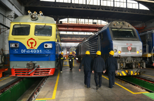 1月20日，机车检修人员正在走向各自维修工作岗位。新华社发（杨宝森 摄）