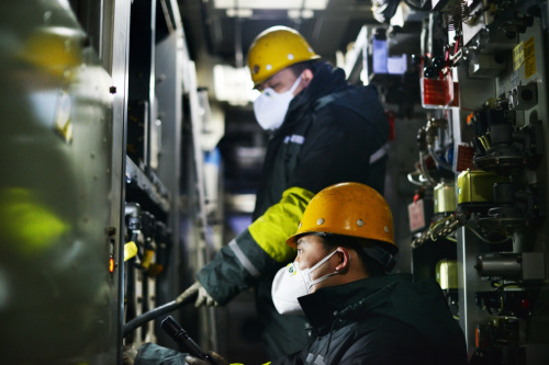 1月20日，机车检修人员正在对机车电力机组系统进行除尘处理。新华社发（杨宝森 摄）