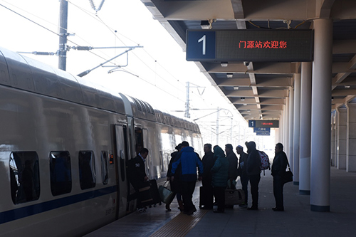 1月21日，旅客们在门源站正常上下车。