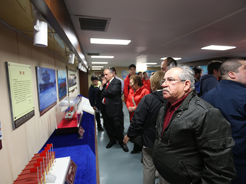 1月20日，智利蓬塔市民在“雪龙”号展厅内参观。