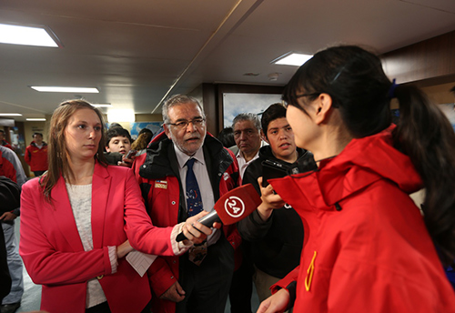 1月20日，智利媒体在“雪龙”号上采访中国科考队员。