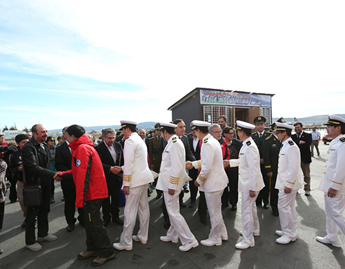 1月20日，中国科考队员、“雪龙”号船员与前来欢迎的智利官员和市民代表在蓬塔港码头亲切握手。