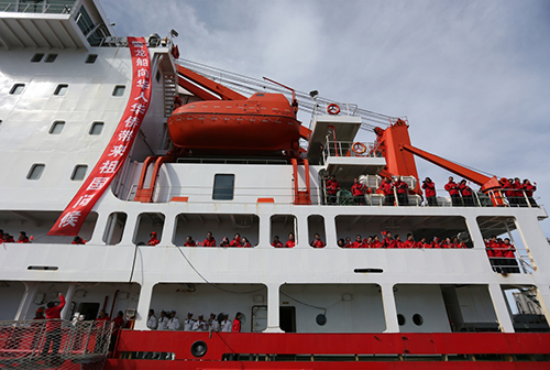 1月20日，“雪龙”号停泊在智利蓬塔港码头，中国科考队员在船舷上挥舞着国旗向前来欢迎的智利官员和市民代表致意。当日，智利第十二大区政府、智利海军部门、智利极地研究所、蓬塔市政府、中国驻智利大使馆在蓬塔港码头联合举行仪式，欢迎中国南极科考队的到来。智利官员、蓬塔当地市民社会团体代表、在智华侨华人代表、媒体记者等50多人，登上“雪龙”号参观。蓬塔是智利最南部的第十二大区的首府，位于麦哲伦海峡西岸，是南美洲南部的重要港口城市。“雪龙”号结束长城站的卸货作业后，穿过德雷克海峡，于当地时间16日抵达蓬塔港。这是“雪龙”号时隔16年后再次到访蓬塔。