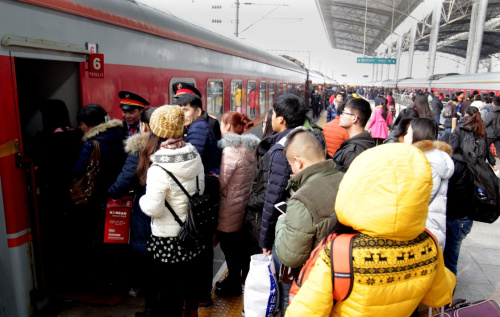 1月21日，旅客在郑州火车站乘车。新华社记者 李安 摄