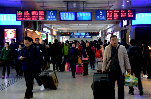 1月21日，旅客在郑州火车站进站候车。记者从郑州铁路局获悉，2016年春运期间，该局预计发送旅客1228万人次，同比增长4.2%，节前客流主要为学生流、探亲流和民工返程流，客流相对平缓；节后以民工流、学生返程流为主，出行时间相对集中，客流高度叠加，节后最高日发送旅客预计将达45万人次。目前，郑州铁路局已采取相应方案，增加运量运能，应对客流高峰。新华社记者 李安 摄