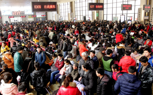 1月21日，旅客在郑州火车站候车大厅内等候检票乘车。新华社记者 李安 摄