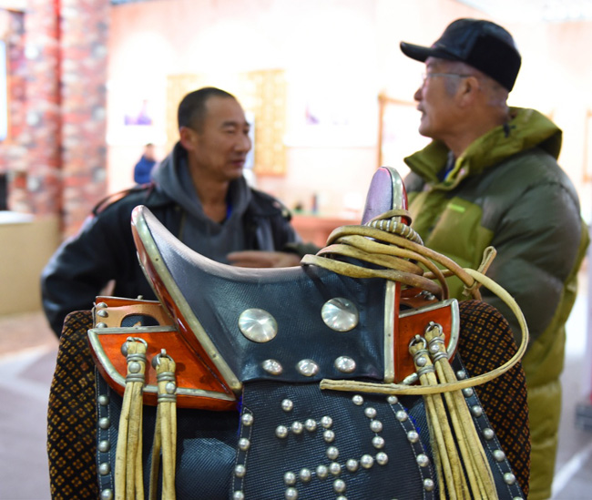 展会上的蒙古族马鞍（1月22日摄）。
